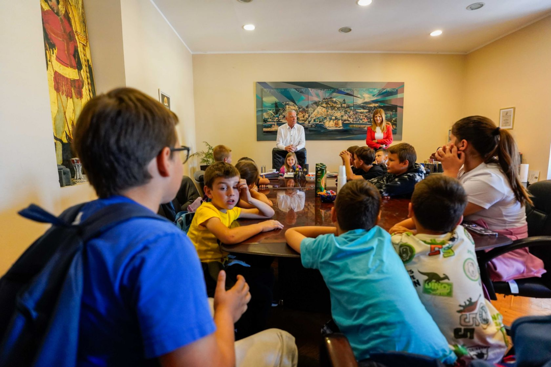 Školarci iz Brodarice i Grebaštice posjetili šibensku gradsku upravu 