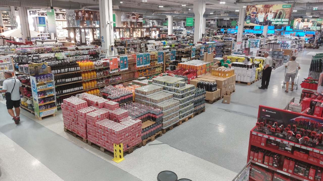 FOTO PEVEX u Šibeniku slavi rođendan i časti kupce s 15 posto popusta!