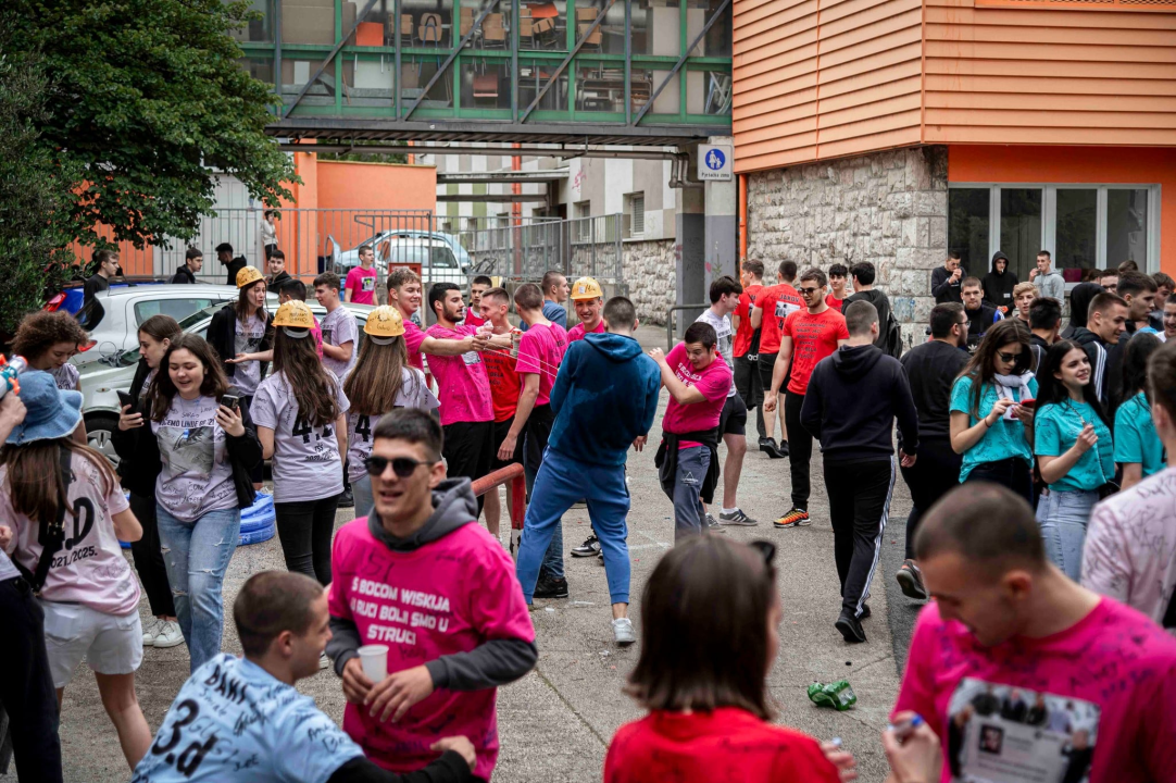 Šibenski maturanti slave zadnji dan škole: 'Volio bih se poslije faksa vratiti ovdje'