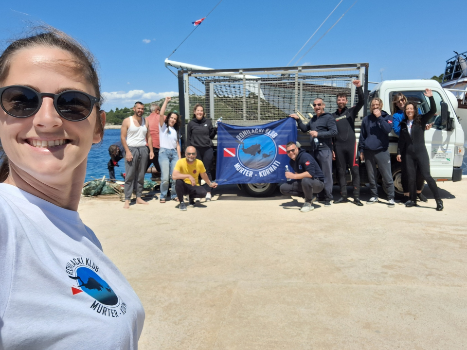 Ekološka akcija na murterskim Podvrškama: Ronioci i volonteri izvukli hrpu otpada iz mora