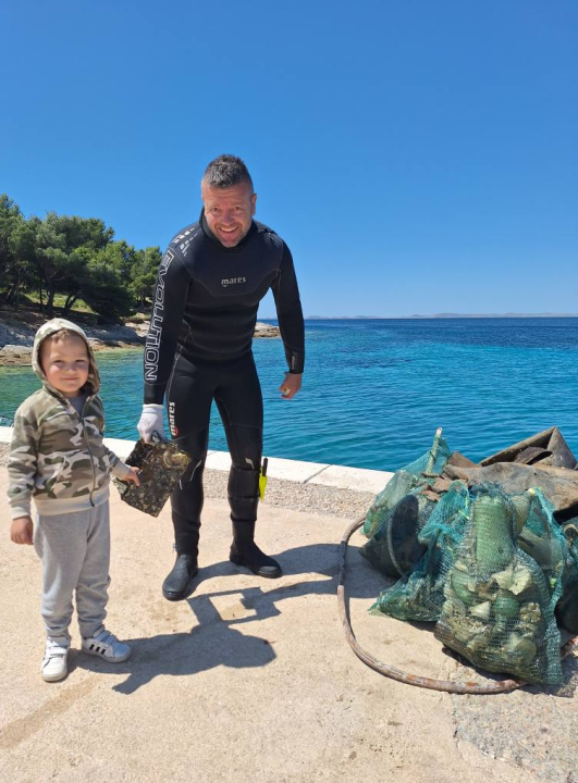 Ekološka akcija na murterskim Podvrškama: Ronioci i volonteri izvukli hrpu otpada iz mora