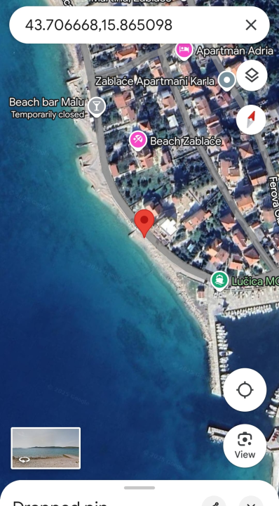 Plaža zatrpana šutom i zahrđalom armaturom u Zablaću