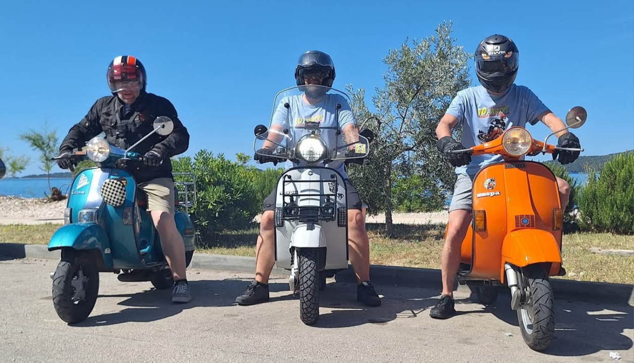 Vespaši ponovno zavladali Šibenikom: Održan 10. susret šibenskog Vespa kluba