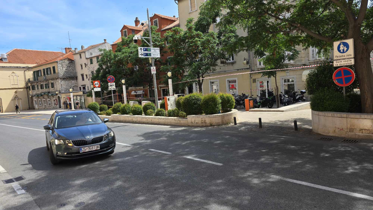 Sutra komunalci peru dio Starog pazara i mole vlasnike vozila da uklone motore