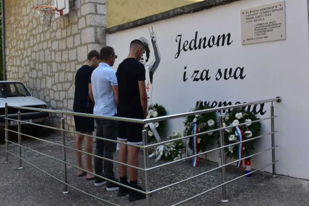 Župan Rakić položio cvijeće kod spomenika Draženu Petroviću i Draženovog koša