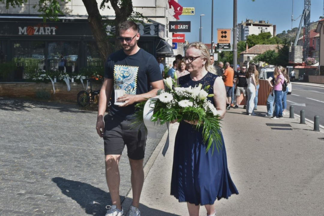 Župan Rakić položio cvijeće kod spomenika Draženu Petroviću i Draženovog koša