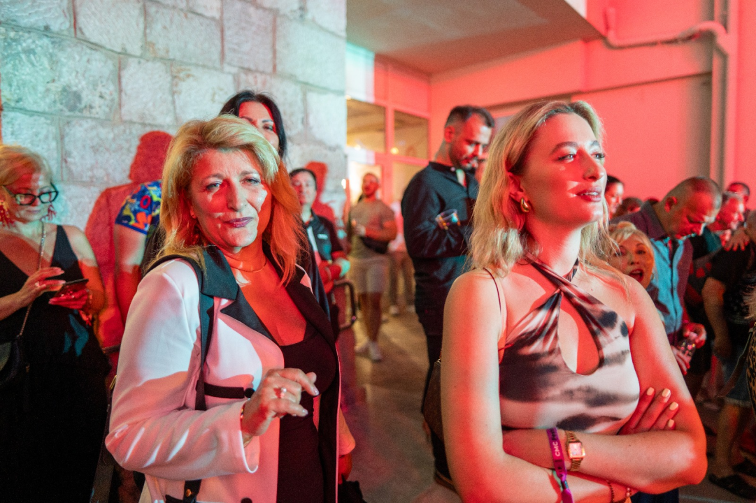 Prva večer CMC festivala u Vodicama oduševila publiku: The Frajle zagrijale atmosferu, Mladen Grdović izazvao delirij na rivi