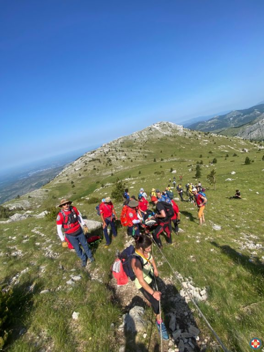 Nesvakidašnji uspon na Dinaru: Uz pomoć HGSS-ovaca i planinara u kolicima osvojio najviši vrh Hrvatske