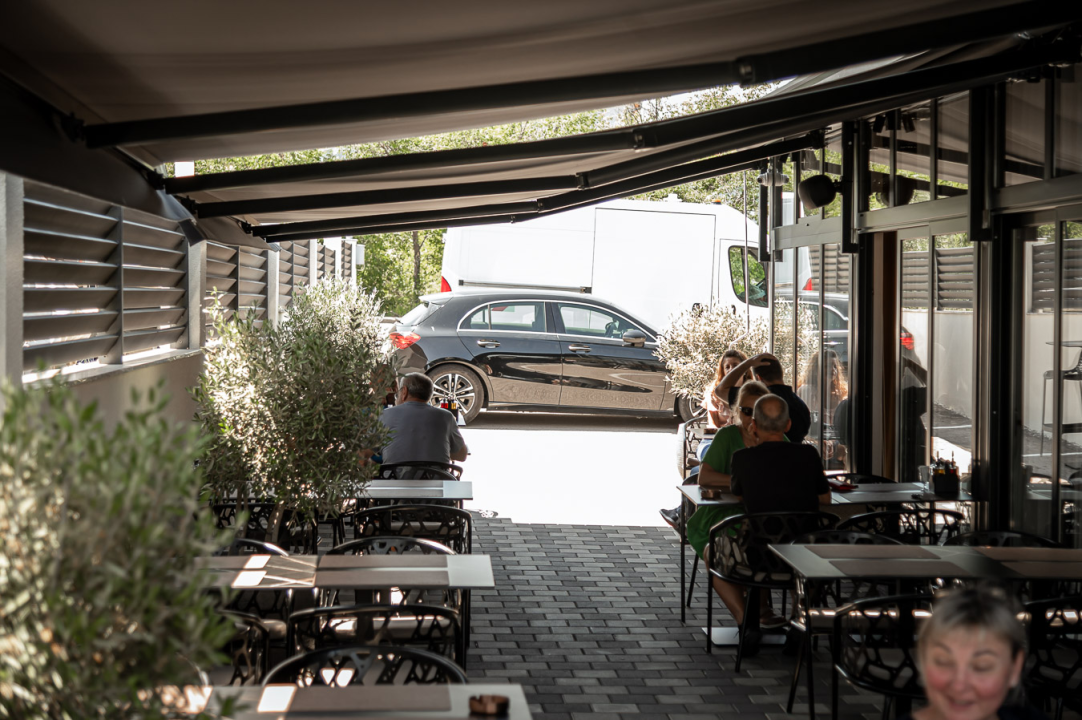 FOTO Uživajte u vrućim ljetnim danima uz mirise s grilla i živu svirku na terasi Leonardo BBQ & More!