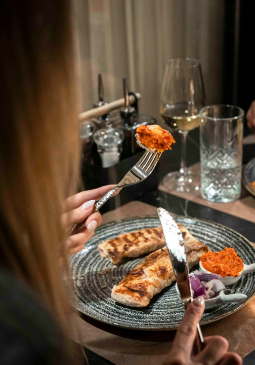 FOTO Uživajte u vrućim ljetnim danima uz mirise s grilla i živu svirku na terasi Leonardo BBQ & More!