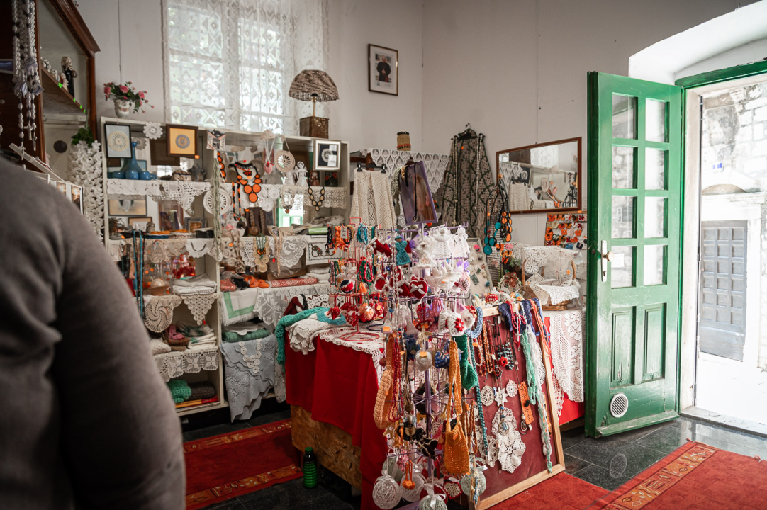 Časna Hilda radi u samostanskoj suvenirnici