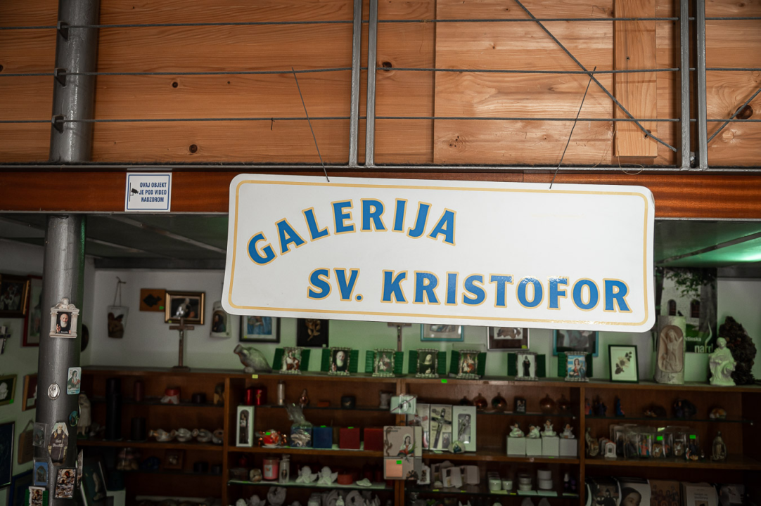 Časna Hilda radi u samostanskoj suvenirnici