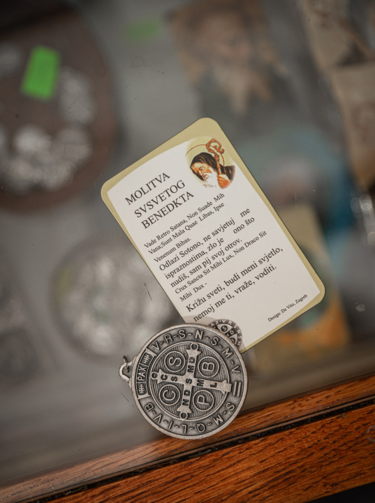 Časna Hilda radi u samostanskoj suvenirnici