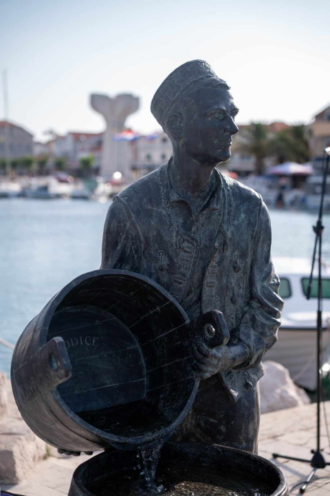 Predstavljen brončani 'Šime': Simbol vodičkih težaka s najljepšim pogledom na more