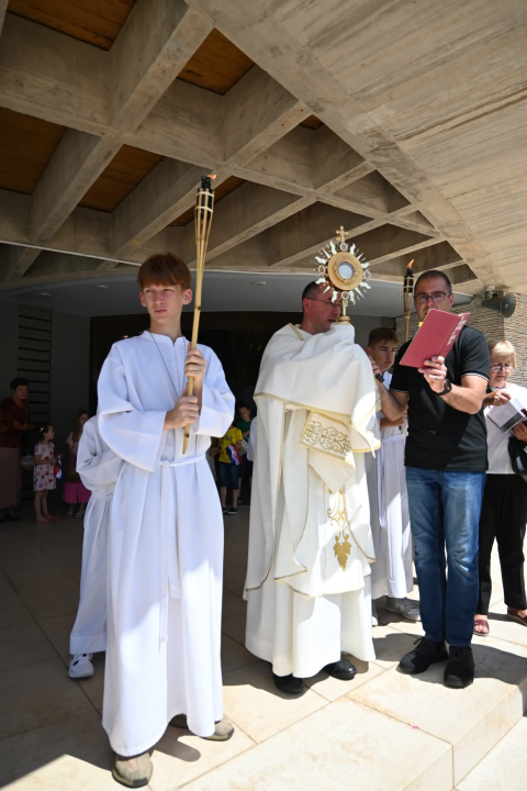 U župi sv. Ante Padovanskog proslavljeno Tijelovo, uslijedila je procesija Šubićevcem 