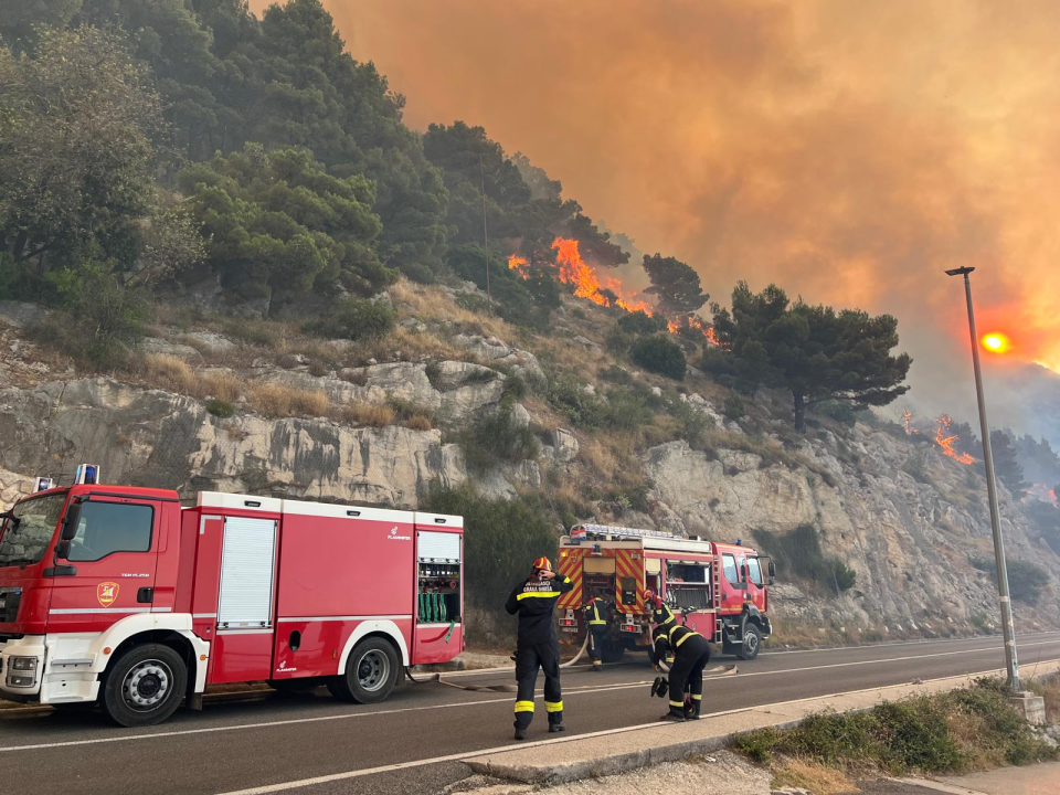 Ogroman požar u Pisku, vatrogascima bura otežava posao: Zatvoren promet na magistrali 