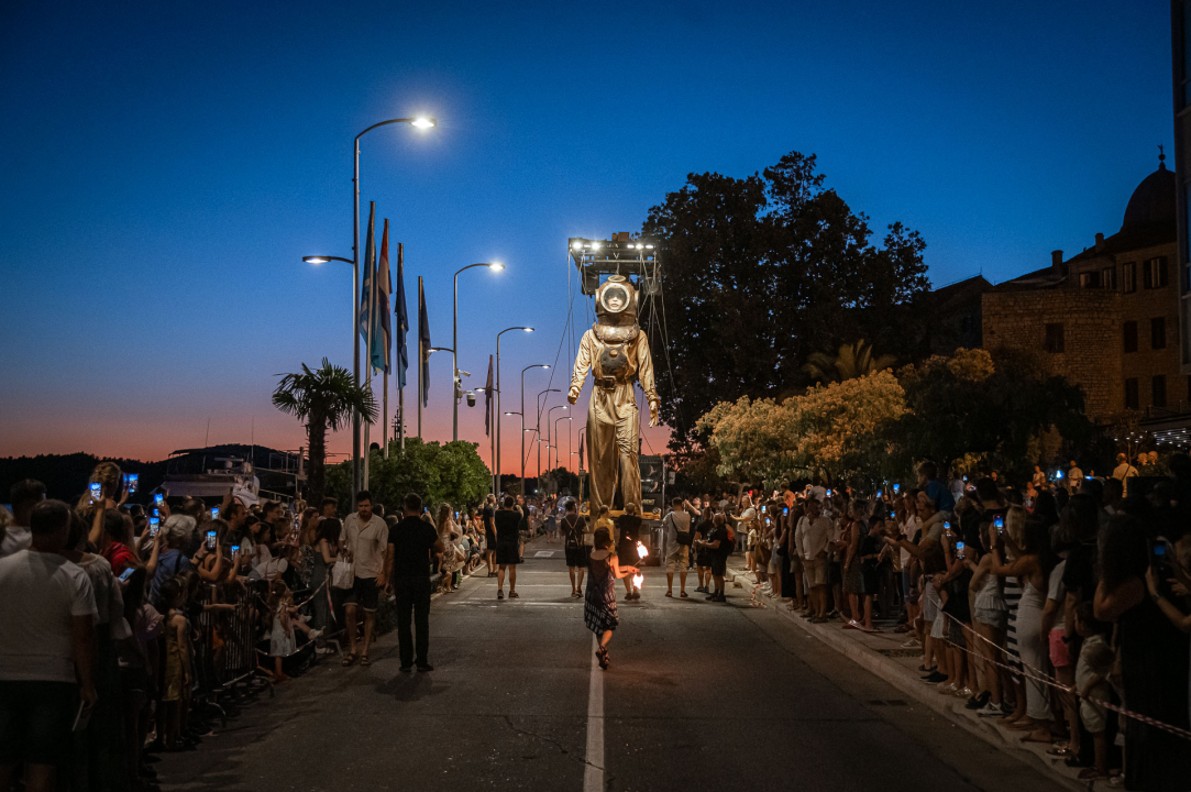 FOTO Nebo, zemlja i more spojili se na zatvaranju MDF-a, predstava neke oduševila, drugi tvrde da je primjerenija za Burning Man