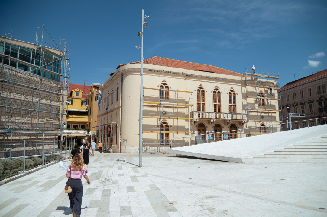 Razglednica iz Šibenika: Između skela, baštine i turista