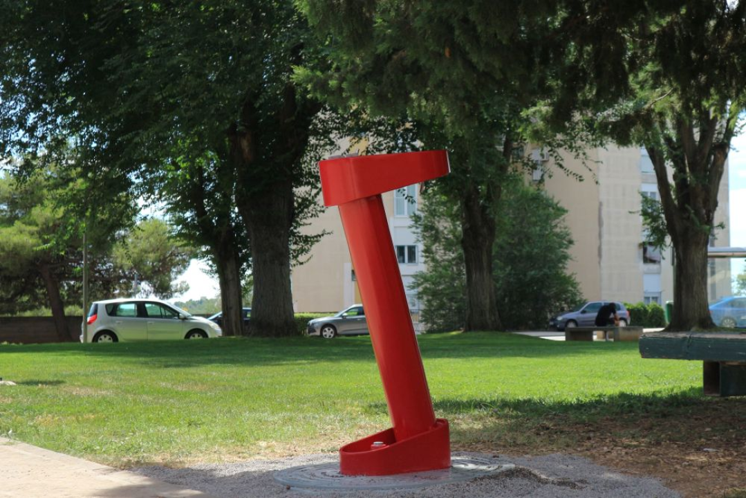 FOTO Postavljeno svih deset javnih špina na području grada Šibenika: 'Ojačane su i ne mogu se više tako lako razbiti'