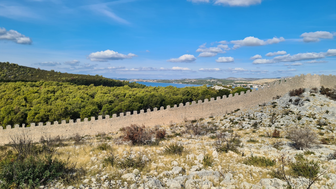 Dalmatinski 'Kineski zid': Legenda burne povijesti bedema s poluotoka Oštrica kod Grebaštice