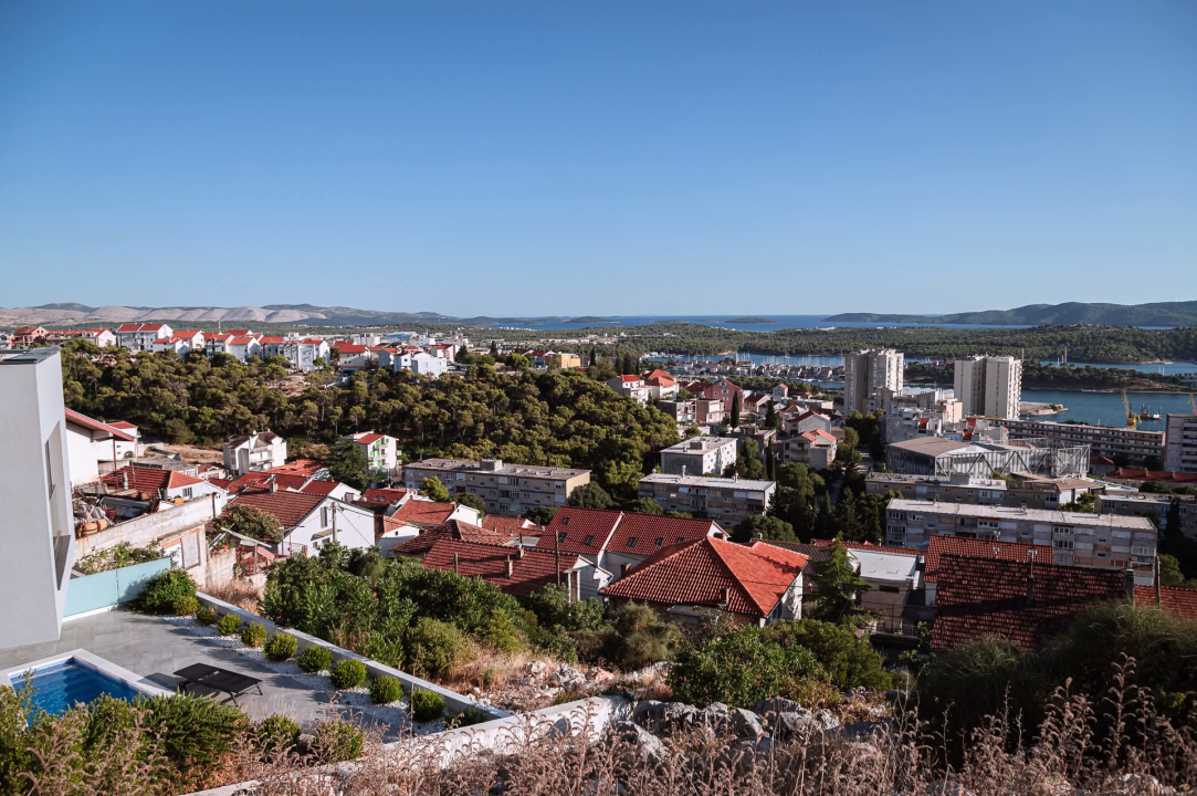 Na brdu iznad Šibenika: Mažurice s pogledom na grad, mirom i zajedništvom