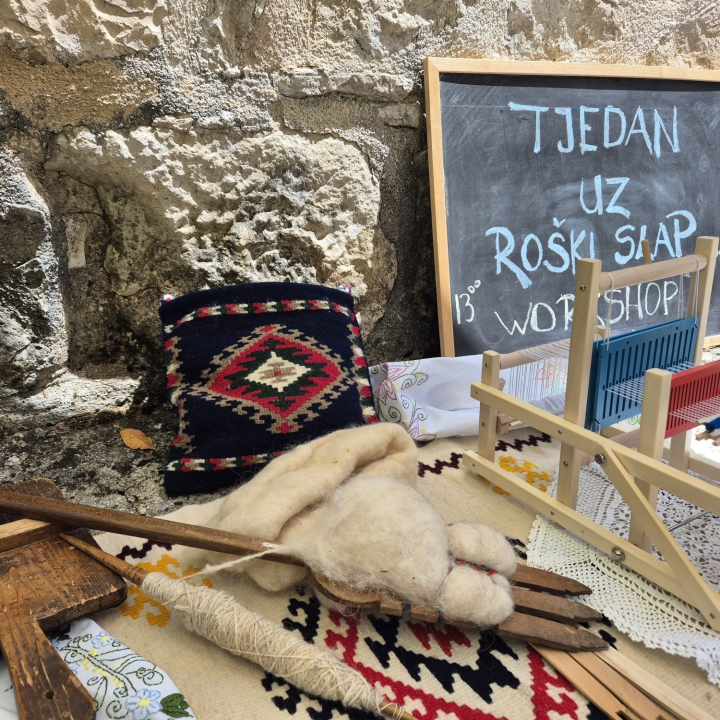 Tradicijsko tkanje i vretenci oduševili posjetitelje NP Krka