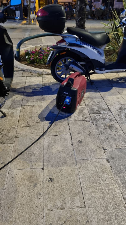 Sramotne scene na šibenskoj rivi: Kante prepune smeća, nepropisno parkirani motori