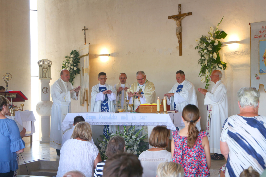 Svečano proslavljen blagdan Gospe Karmelske na brdu Okit