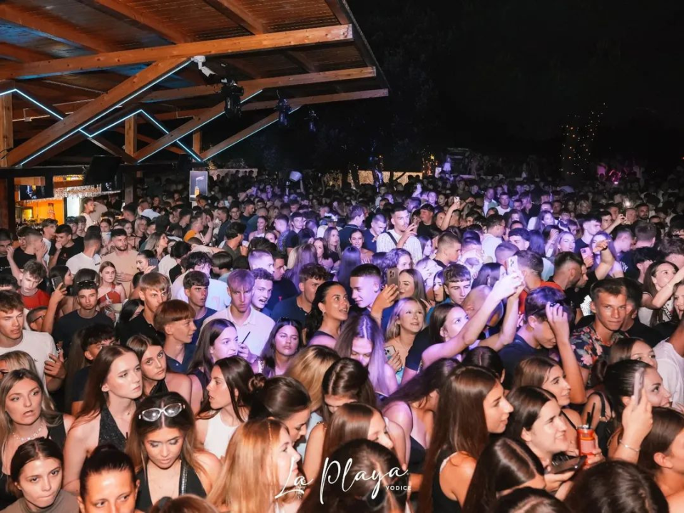 Pogledajte užarenu atmosferu iz vodičke La Playe: Krcat klub na ekskluzivnom koncertu Devita