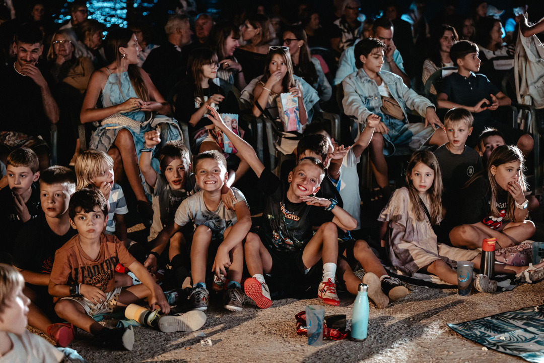 Otočna premijera 'Bumbarovog ljeta': Film sniman na Zlarinu oduševio publiku na plaži Vila