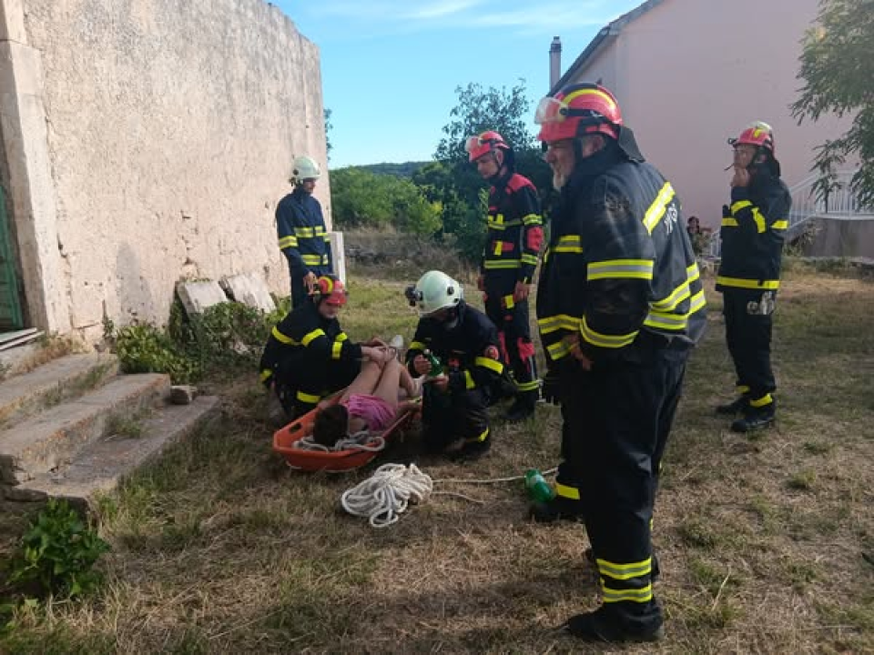 Dvije osobe propale kroz pod u napuštenoj kući na Zlarinu: 10 vatrogasaca sudjelovalo u spašavanju