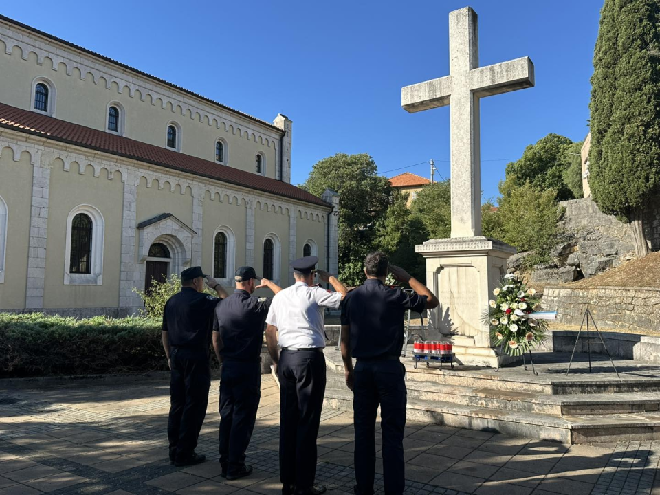 U Drnišu položeni vijenci i zapaljene svijeće