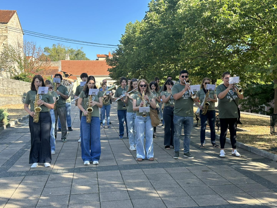 U Drnišu položeni vijenci i zapaljene svijeće