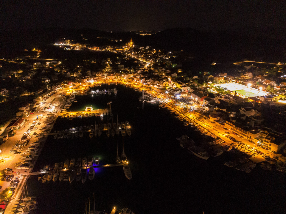 FOTO Jezera spremna za spektakl: Ne propustite Ribarsku feštu uz Crvenu jabuku i dalmatinske okuse!