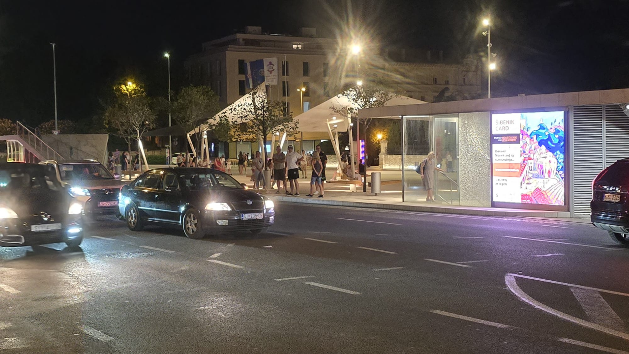 Kaos na Poljani: Ulaz u garažu svakodnevno blokira promet u središtu Šibenika