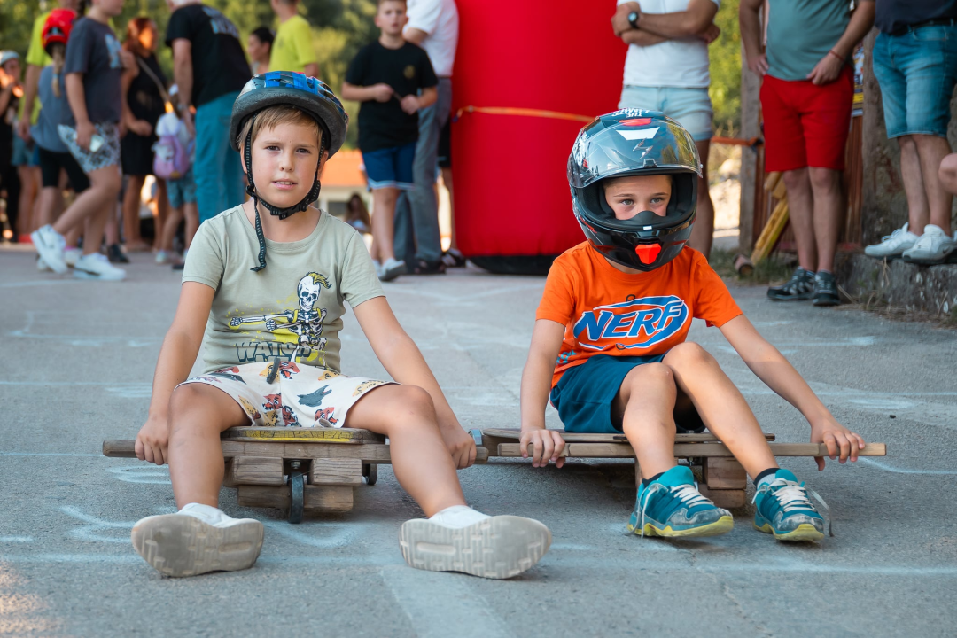Tradicionalna Utrka karića u Rupama i ove godine oduševila posjetitelje i natjecatelje