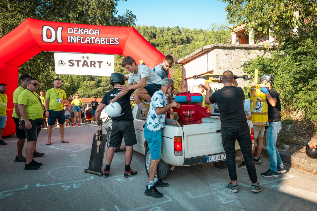 Tradicionalna Utrka karića u Rupama i ove godine oduševila posjetitelje i natjecatelje