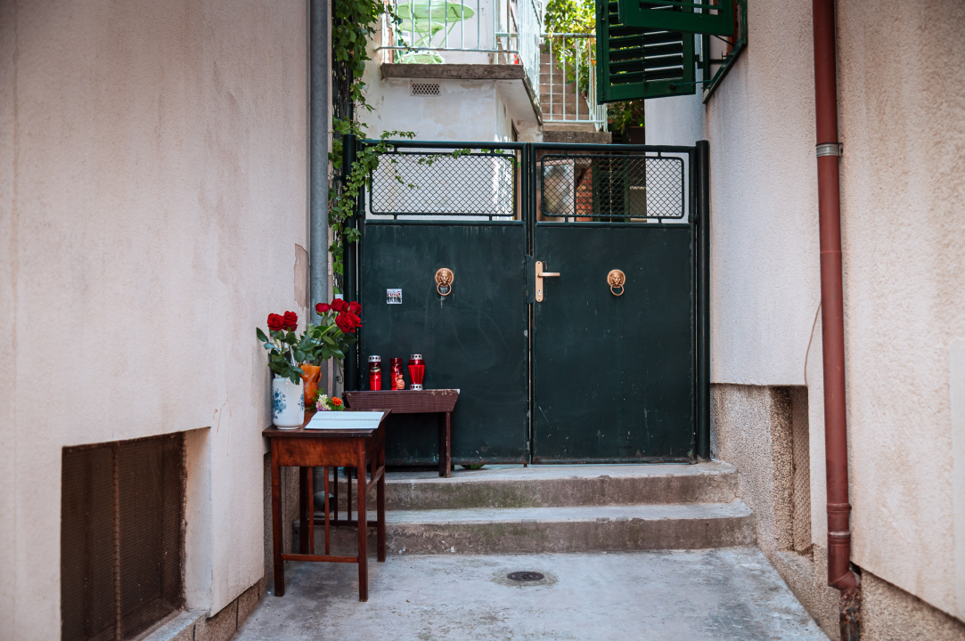 Svijeće, ruže i poruke za obitelj Dedić: Šibenčani se danas u Teslinoj ulici opraštaju glazbenih velikana