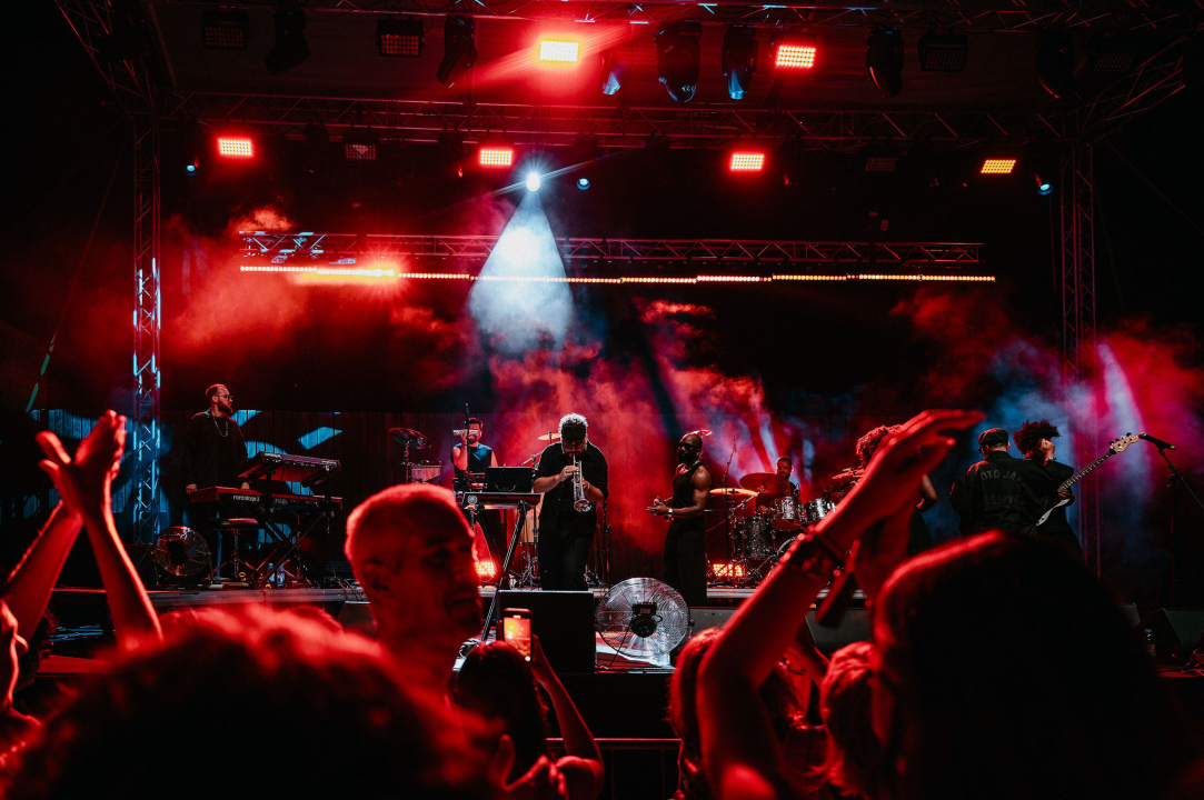 Kyoto Jazz Massive u proširenom sastavu oduševio publiku na tvrđavi sv. Mihovila  