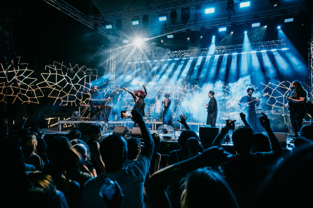 Kyoto Jazz Massive u proširenom sastavu oduševio publiku na tvrđavi sv. Mihovila  