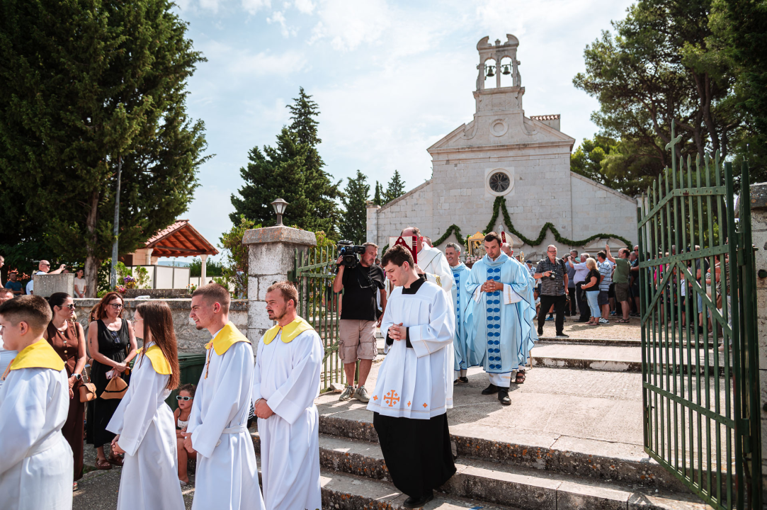 FOTO Blagdan Velike Gospe u Vrpolju: Brojni vjernici okupili su se jutros na svečanom misnom slavlju