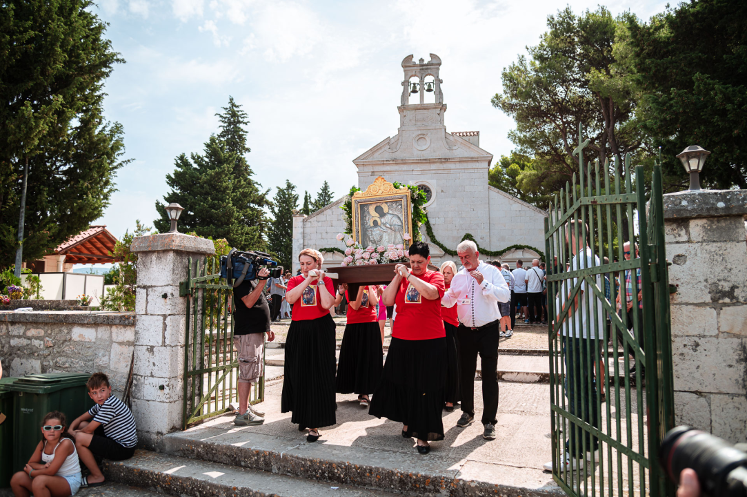 FOTO Blagdan Velike Gospe u Vrpolju: Brojni vjernici okupili su se jutros na svečanom misnom slavlju