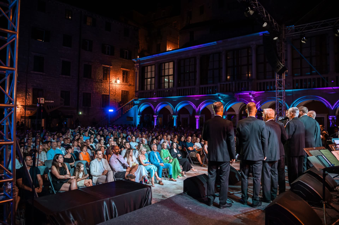 Publika u Šibeniku uživala u bezvremenskim pjesmama Vinka Coce na prvoj večeri Dalmatinske šansone