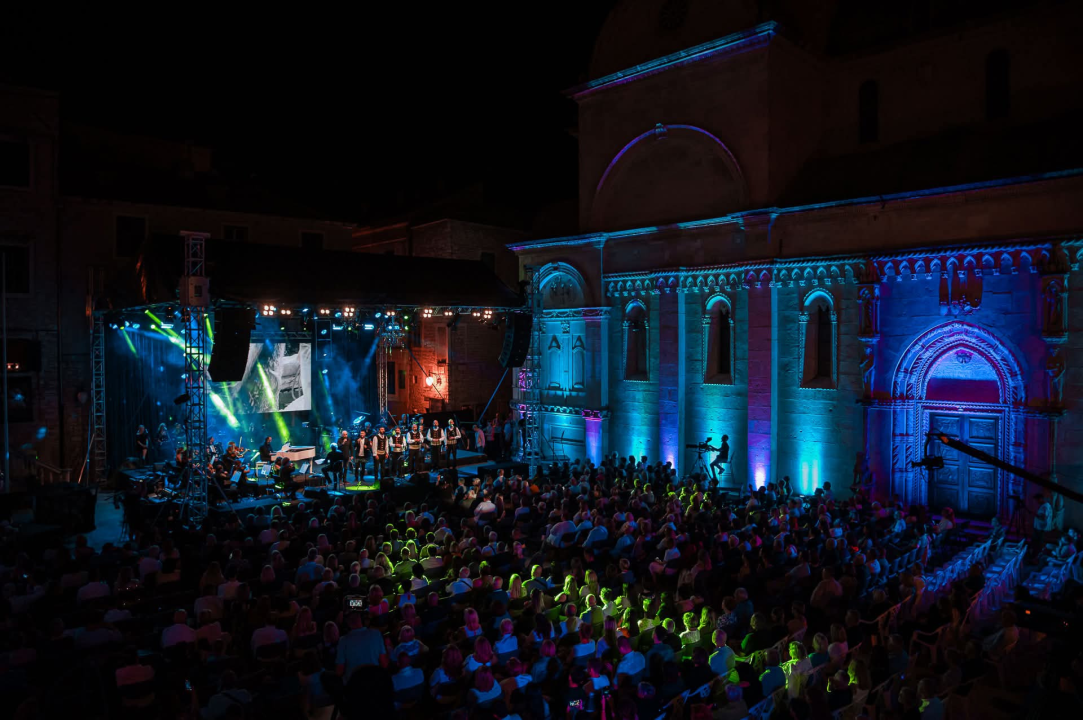 Publika u Šibeniku uživala u bezvremenskim pjesmama Vinka Coce na prvoj večeri Dalmatinske šansone