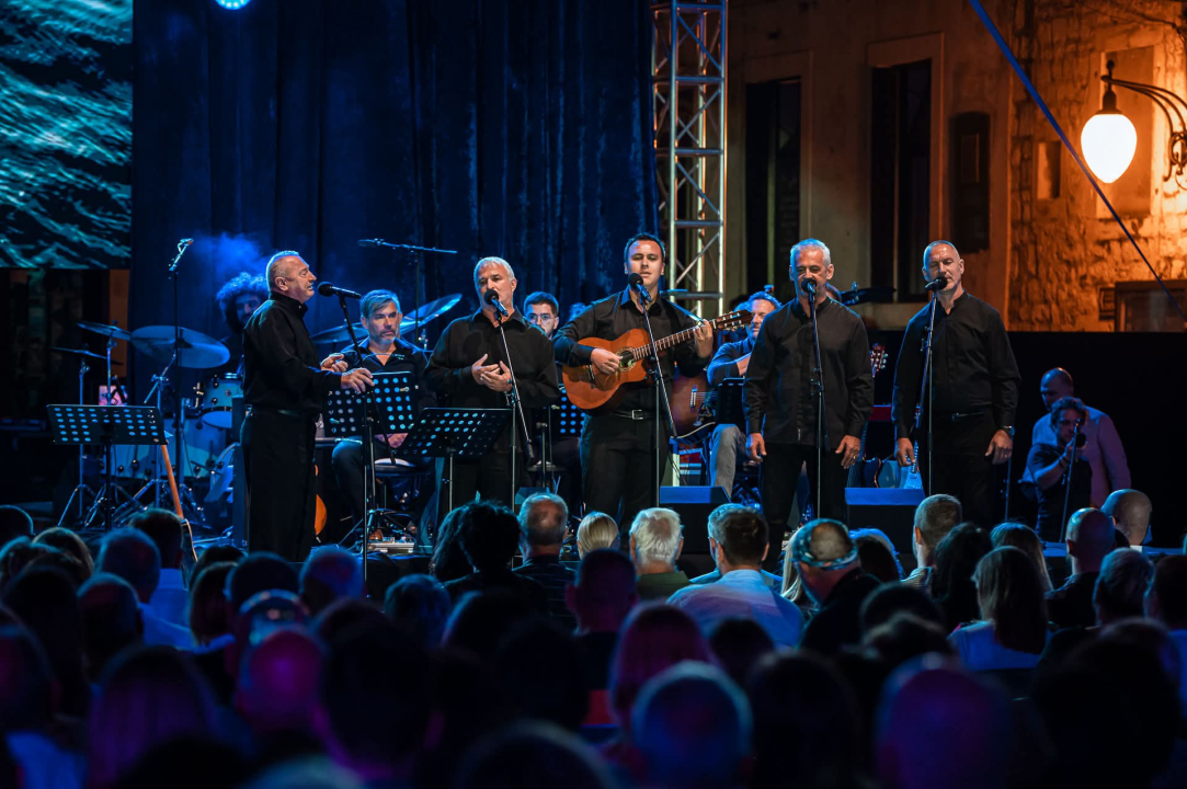 Publika u Šibeniku uživala u bezvremenskim pjesmama Vinka Coce na prvoj večeri Dalmatinske šansone