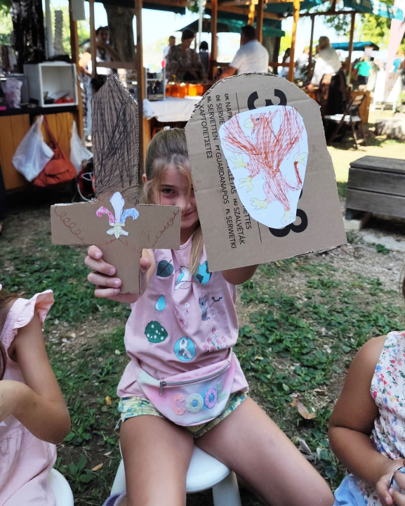 Mališani izrađivali mačeve i štitove ispred šibenskog Muzeja