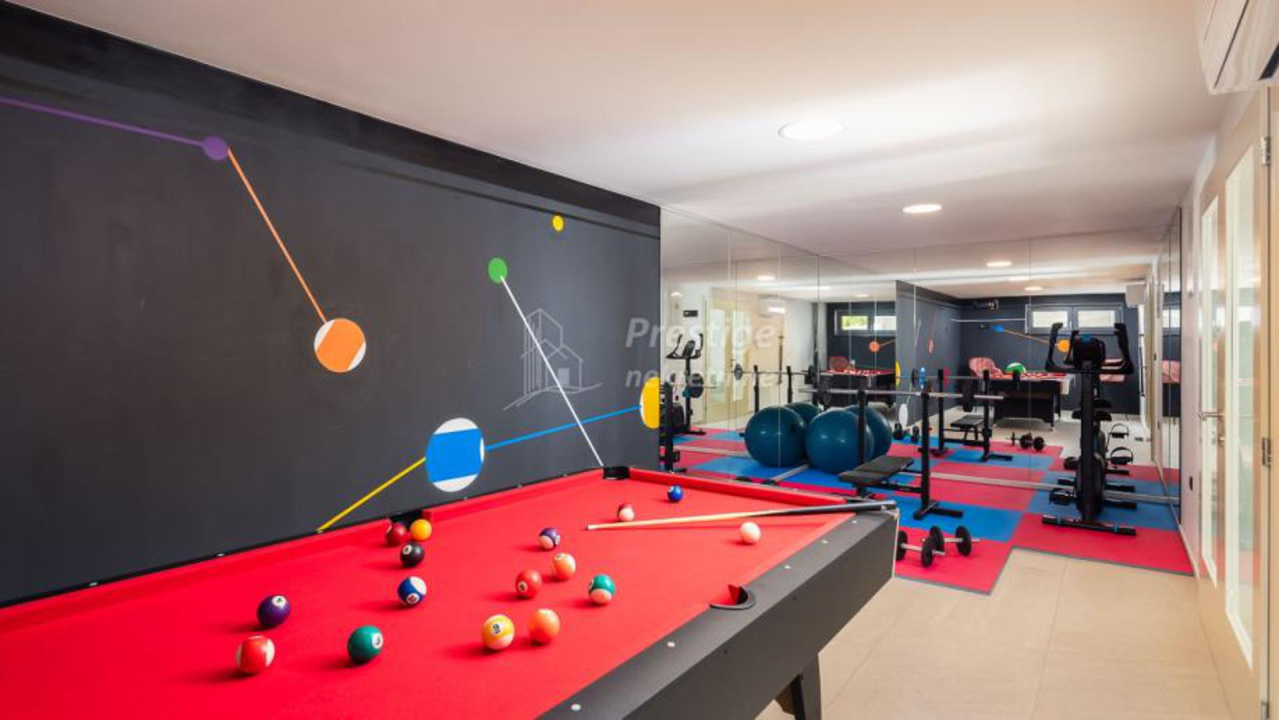 Vila iz snova na prodaju u Žaboriću: 12 soba, terasa s jacuzzijem, privatni sportski teren...