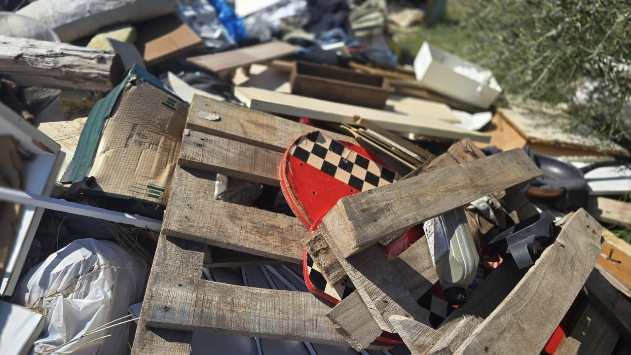 Nekada važna festivalska lokacija, danas divlji deponij: Što se to događa u ex vojarni Bribirskih knezova?