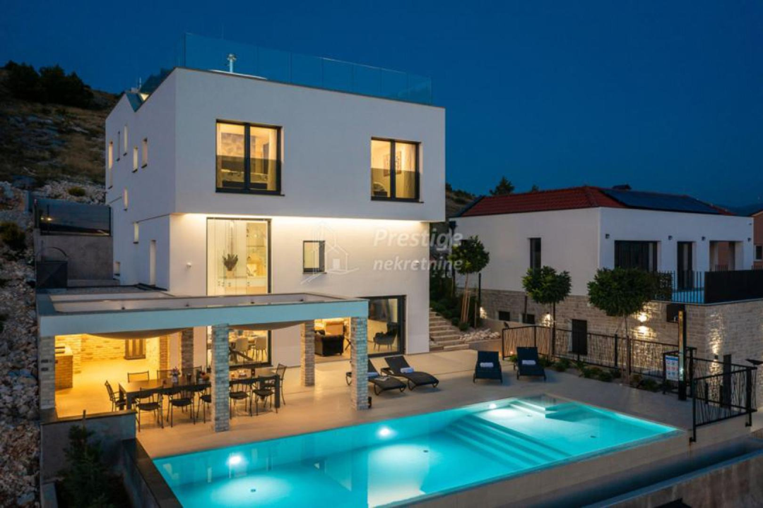 Vila iz snova na prodaju u Žaboriću: 12 soba, terasa s jacuzzijem, privatni sportski teren...