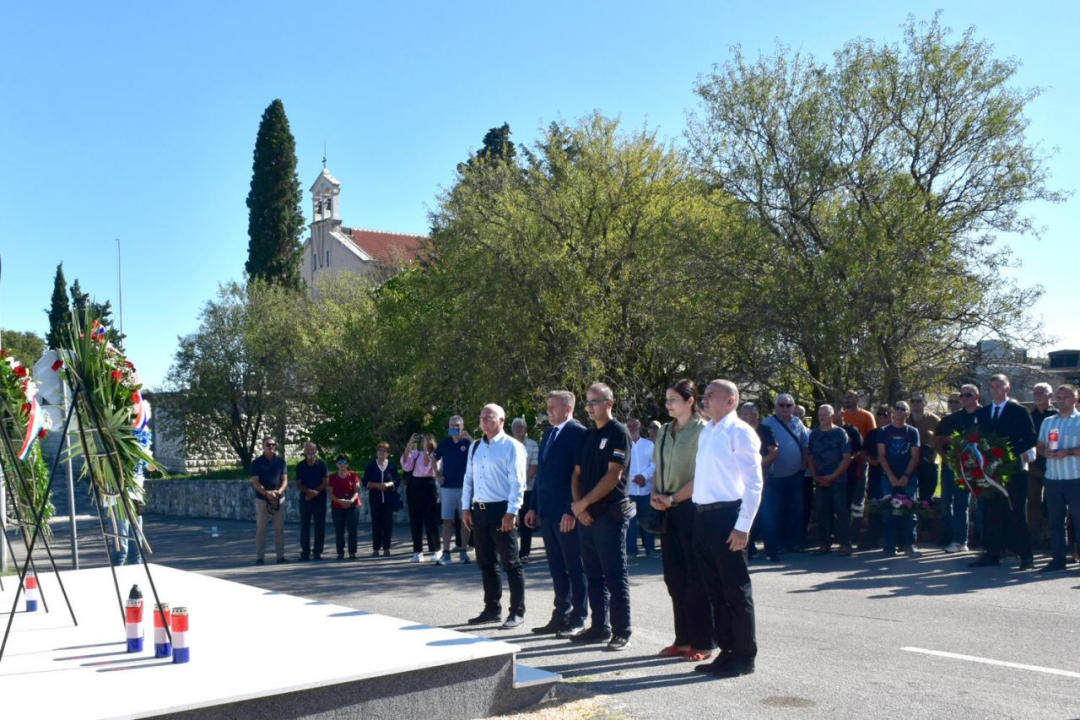 U Konjevratima postavljen spomenik braniteljima